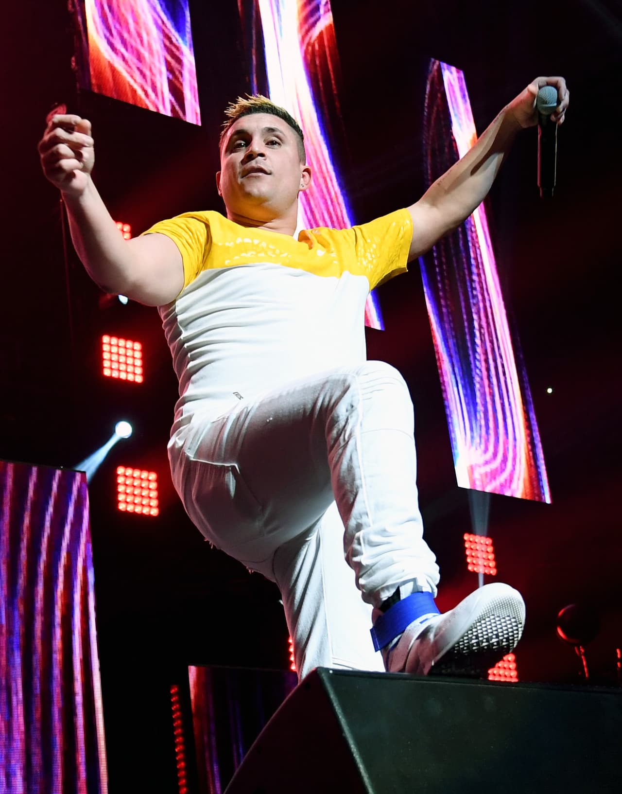 “El Chupi Chupi” de Osmani García – El Ministro de Cultura Cubano, Abel Prieto, y el presidente del Instituto de Música Cubana, Orlan Vistels, catalogaron la canción como ‘degenerada’ por lo que fue prohibida.
<br>