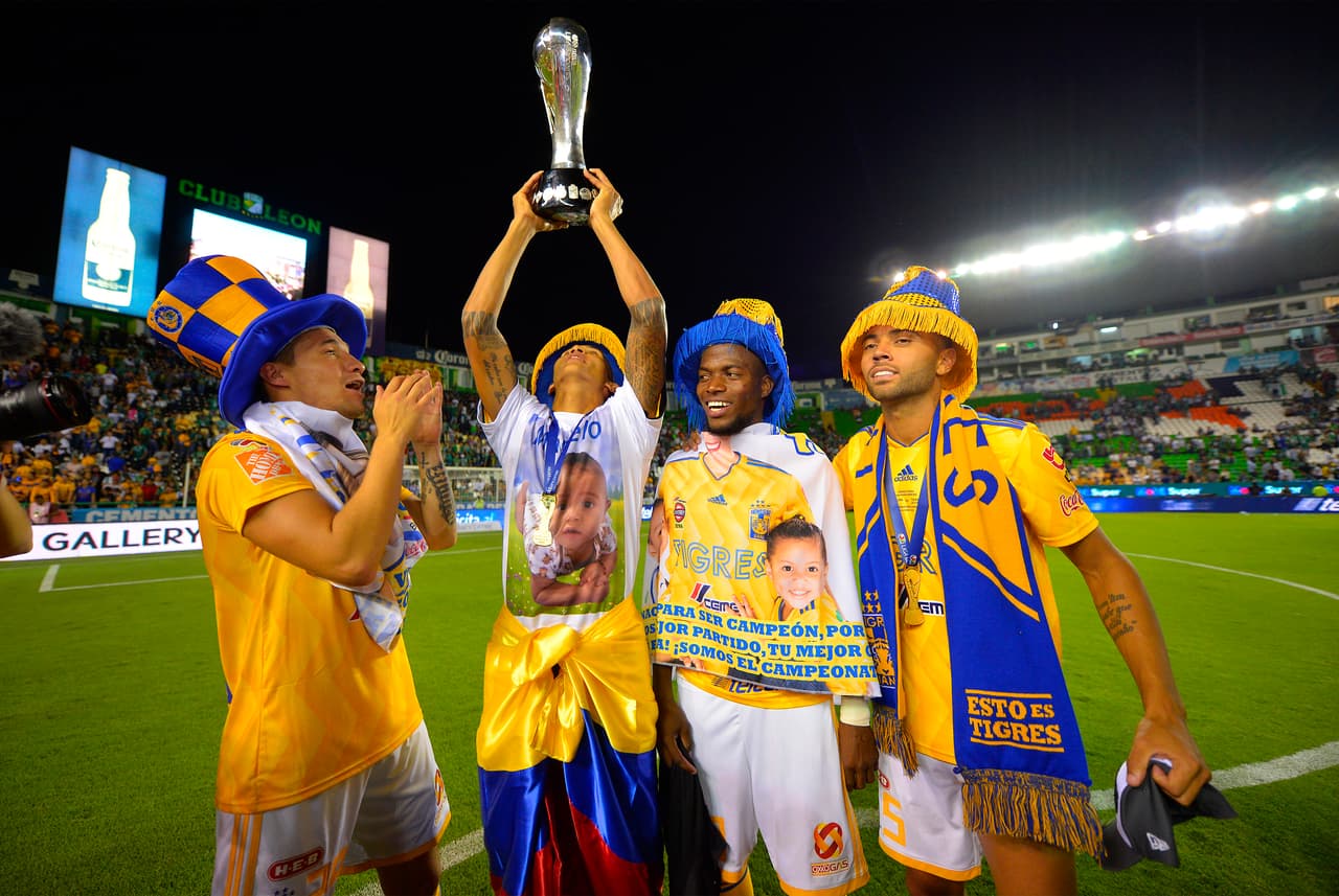 ¡Tigres se proclama Campeón del fútbol mexicano! Los felinos regiomontanos cosecharon su séptimo título de la Liga MX y se cuelan, aunque muchos se sigan negando a aceptarlo, entre los grandes del balompié azteca. Luego de superar en una Final de un solo gol a los Esmeraldas del León, así se dieron los festejos de los Tigres en patio ajeno, imágenes para el recuerdo y que hay que darse un tiempo para echarles un ojo, sobre todo la fiel afición de los felinos regios.