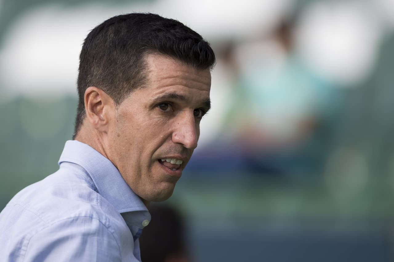 Gustavo Díaz previo al silbatazo inicial con la presión por obtener la primera victoria de la campaña.