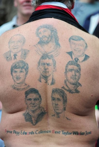 Un fan del Man United muestra sus tatuajes de las leyendas del Manchester United durante la Copa FA.