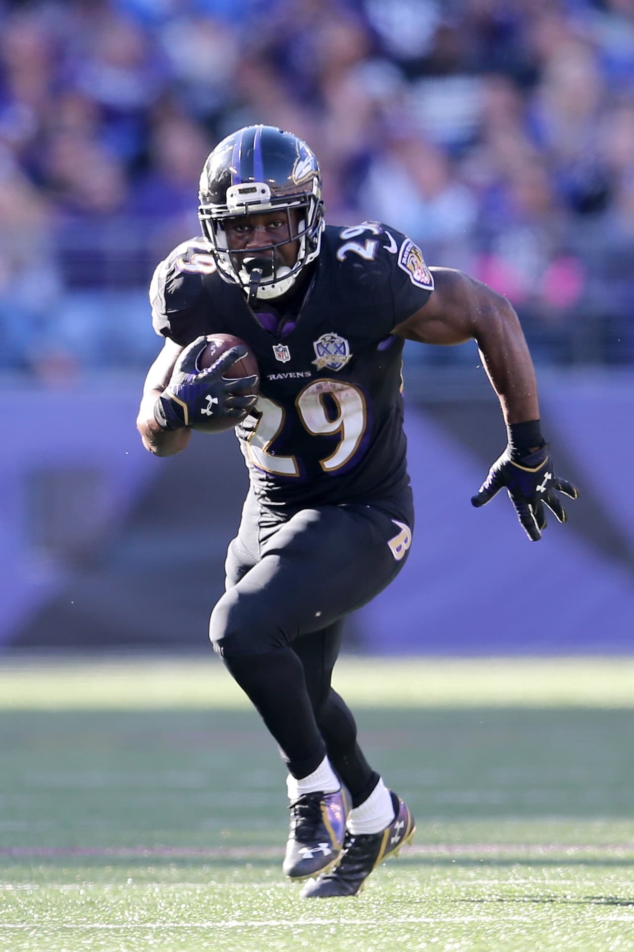 Baltimore Ravens running back Justin Forsett (29) runs for yardage in action against the Cleveland Browns on Sunday October 11, 2015 at M & T Bank Stadium in Baltimore. Cleveland defeated Baltimore 33-30 in overtime. (Damian Strohmeyer via AP)