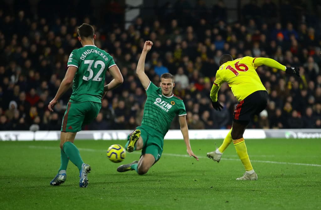 ¡Gooooooooooool! Deulofeu asiste a Doucouré que remata al ángulo dentro del área.