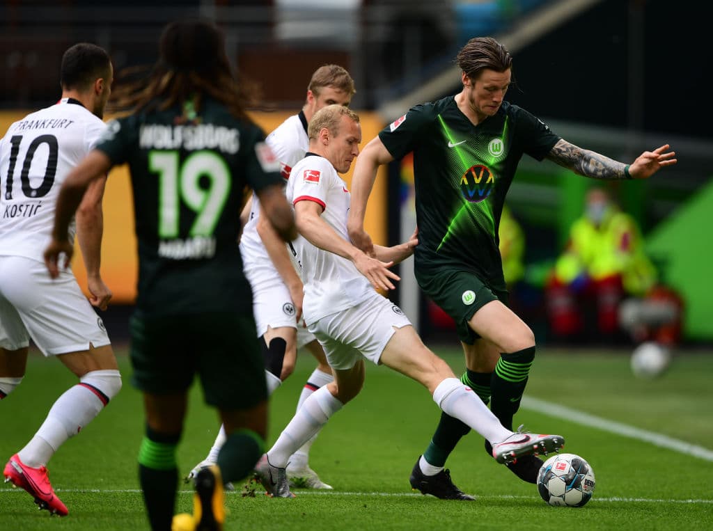 El delantero del Wolfsburg Wout Weghorst le roba el balón al mediocampista alemán Sebastian Rode.
