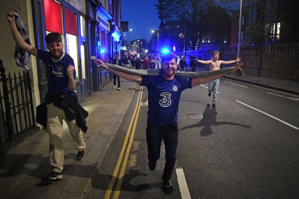 Los aficionados del Chelsea salen de sus casas para celebrar en las calles su segundo título de la UEFA Champions League.