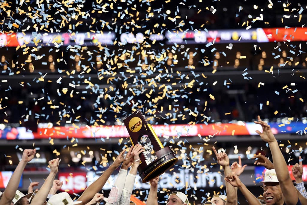 Los Virginia Cavaliers conquistaron el primer Campeonato Nacional luego de derrotar por 85-77 a los Texas Tech Red Raiders en la Final del NCAA Tournament y así festejaron los aficionados, jugadores y entrenadores, en cabezados por el head coach Tony Bennett.