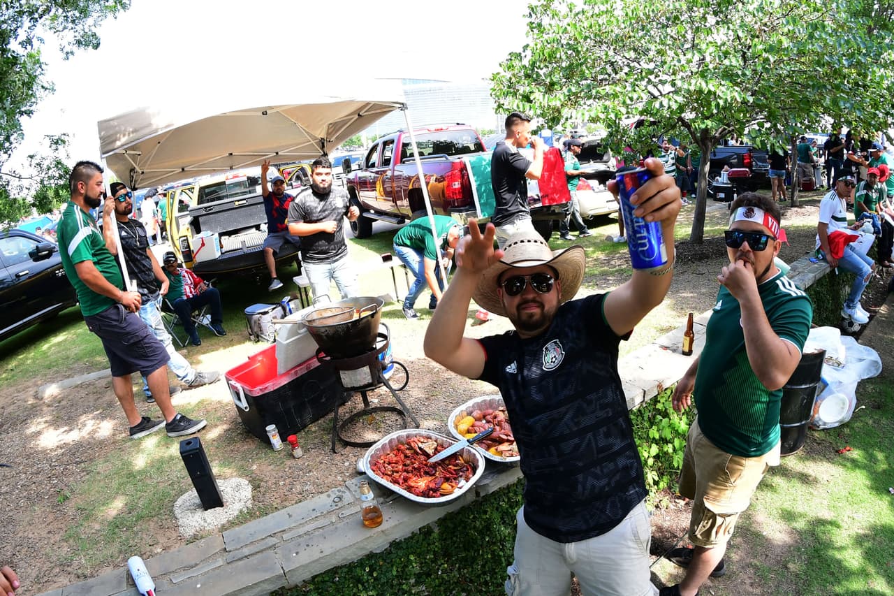 Los fanáticos mexicanos colmaron los alrededores del AT&T Stadium de Arlington, Texas, antes del juego amistoso del Tri contra Ecuador.