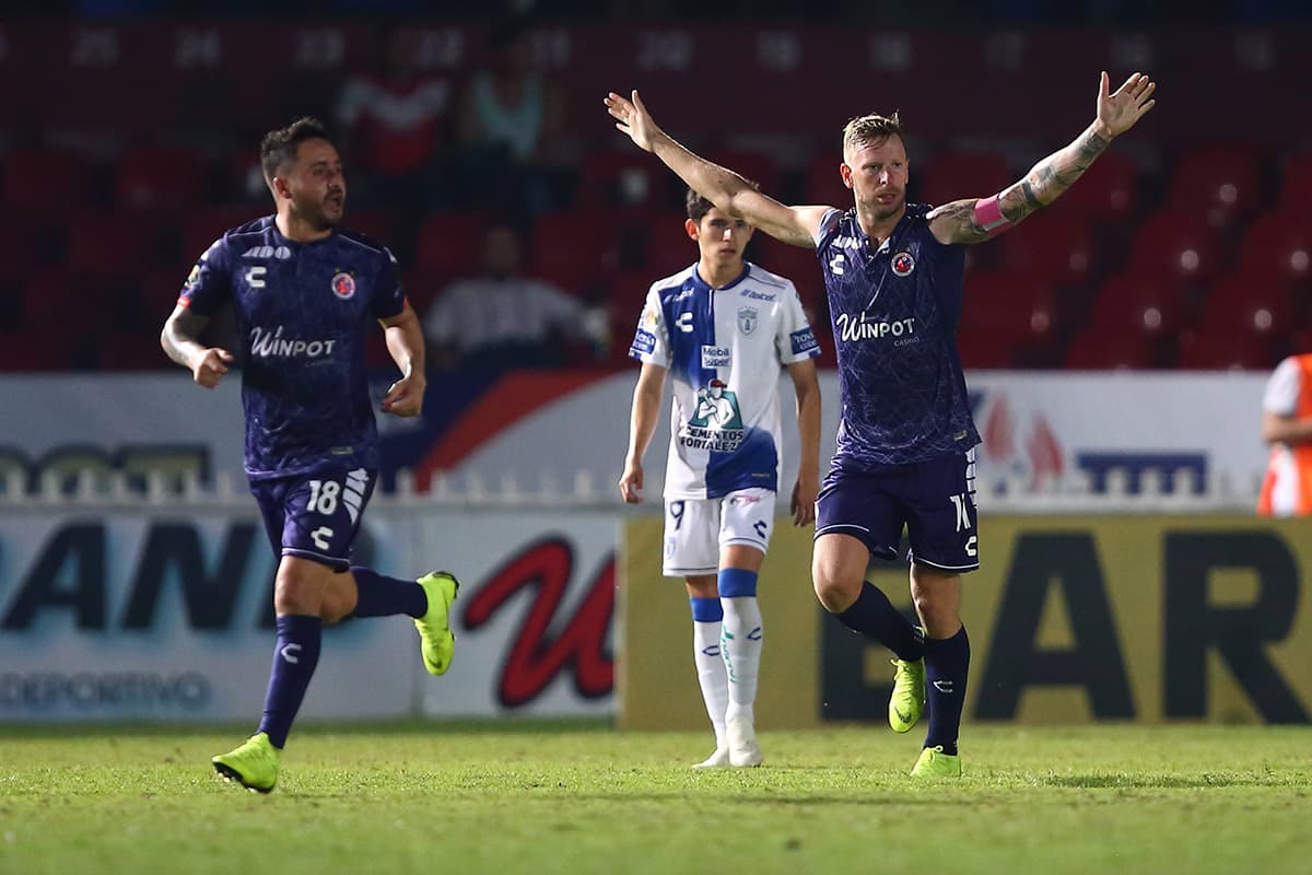 Más adelante, Cristian Menéndez (derecha) se encargó de poner el 3-2 con otro descuento para Veracruz al minuto 77' brindándole emoción al cierre del encuentro.