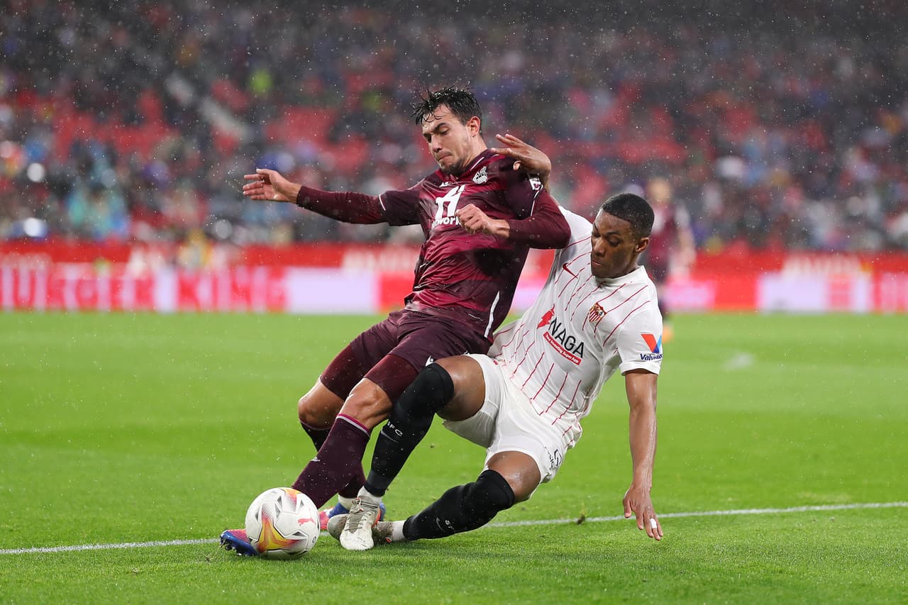 Sevilla no pasó del empate sin goles en casa ante la Real Sociedad y se rezaga en el intento de dar alcance al líder Real Madid.