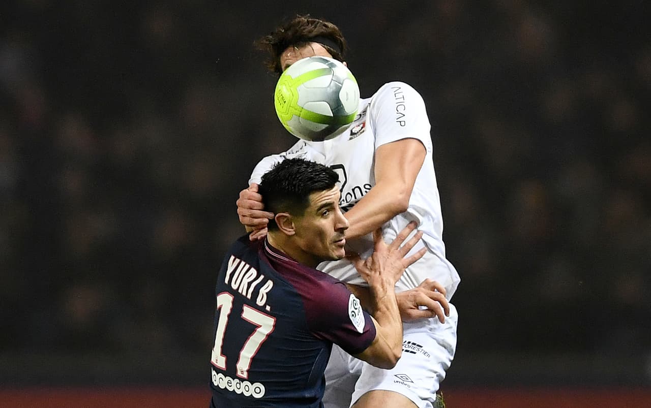 Una de las novedades en el once titular fue el español Yuri Berchiche, que llegó esta temporada desde la Real Sociedad.