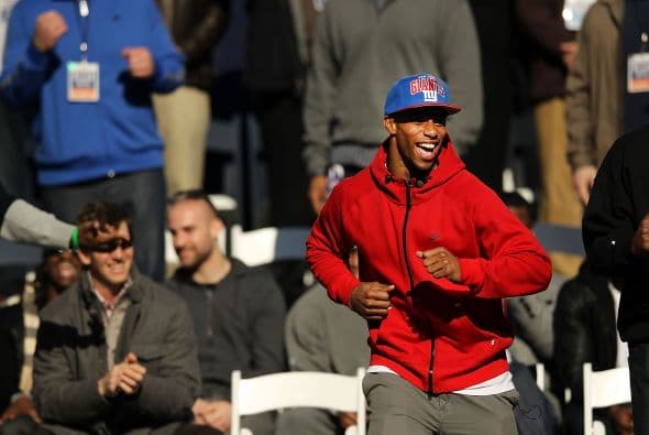 Y otro al que no se le podía perdonar dejar de hacer algo era al boricua Víctor Cruz. Obvio, alegró a NY bailando salsa.