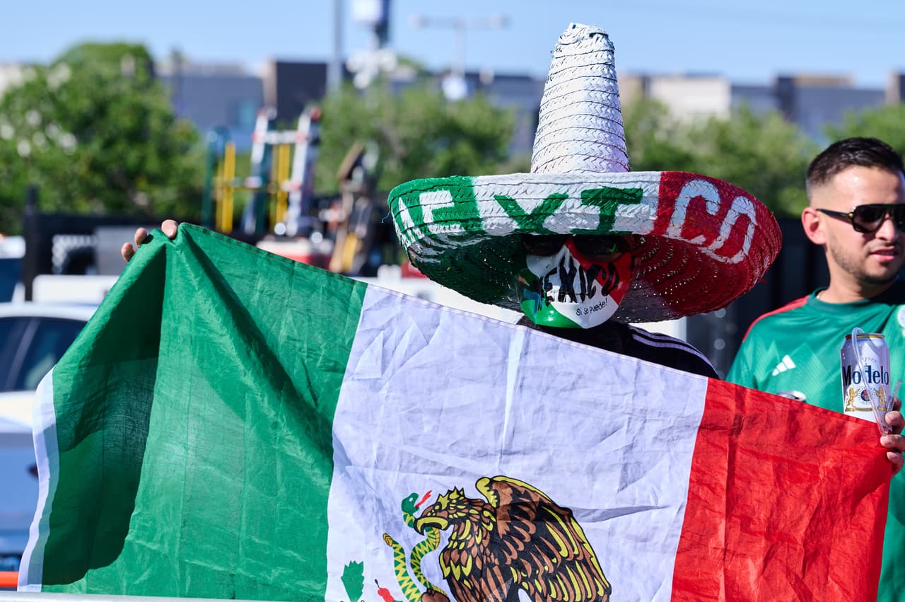¡Ambientazo y calorón! Pese a los 100 grados que se dejaron sentir en Glendale, miles de aficionados mexicanos aparecieron en las afueras del estadio para apoyar a su selección en el camino a Qatar 2022.