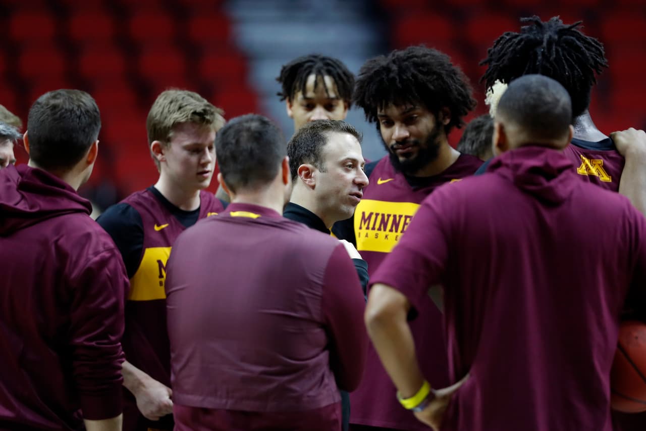 Richard Pitino, head coach de Minnesota (centro), se dirige a su equipo durante la práctica final este miércoles antes de hacer su presentación en el NCAA Tournament contra Louisville, equipo que en años pasados dirigiera su padre, Rick.