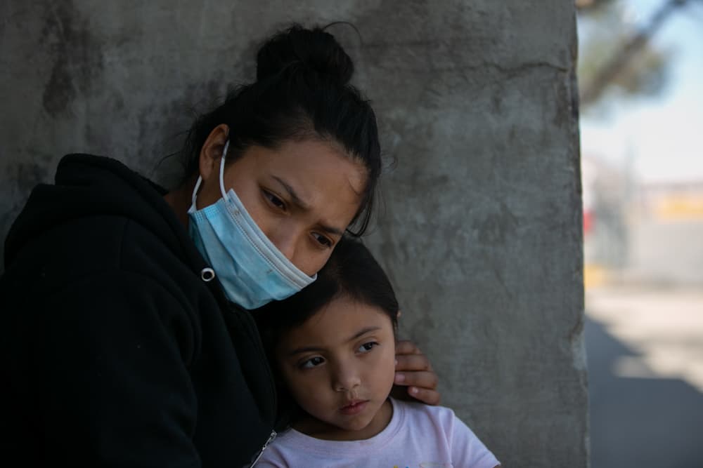 <b>"No nos dijeron que veníamos a México",</b> recuerda. 
<b>"Queríamos alcanzar el sueño americano, pero no es fácil", </b>dice Lorenzo. Desorientados en Juárez, una ciudad en la que no habían estado antes, asegura que se siente triste: "Este no era el sueño que teníamos y nadie quiere que lo deporten".