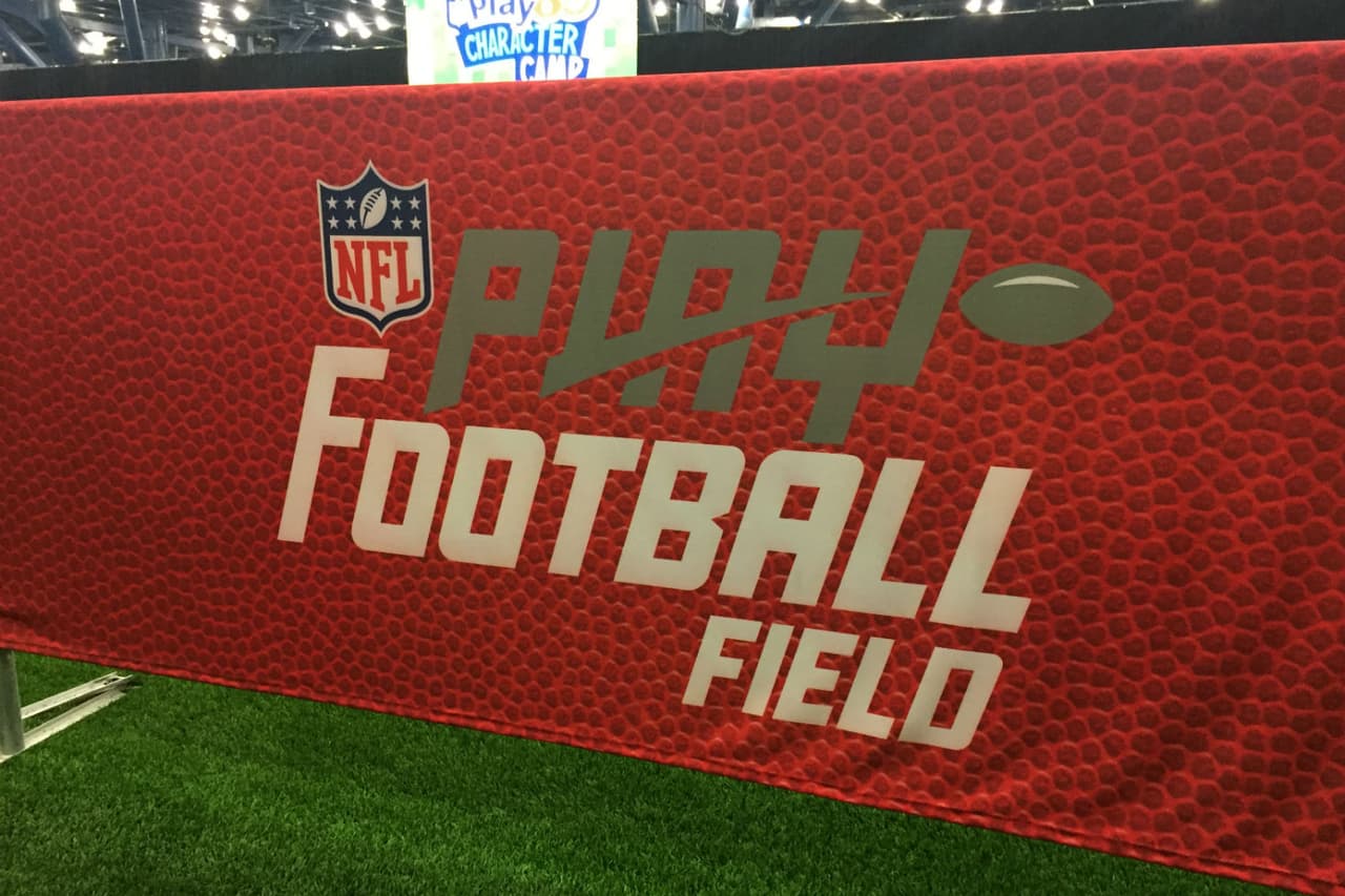 Anthony Muñoz, miembro del Salón de la Fama desde 1998, compartió su experiencia con niños y jóvenes de Houston en el lunes previo al Super Bowl LI.