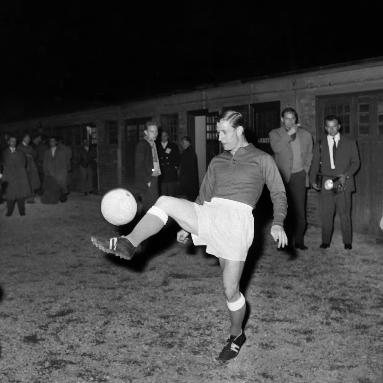 Raymond Kopa fue uno de los atacantes históricos de Francia en los mundiales de 1954 y 1958, además de ser campeón de la liga local con el Stade de Reims en cuatro ocasiones.