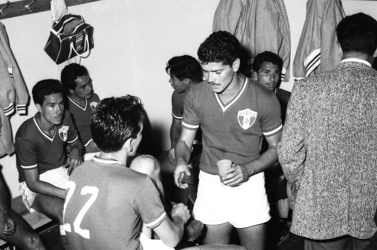 Entonces debió jugar ante Paraguay. El Tri se impuso 1-0 en el partido en Ciudad de México el 29 de octubre de 1961 y empató sin goles en la vuelta el 5 de noviembre del mismo año en Asunción para pasar al Mundial de Chile 1962.