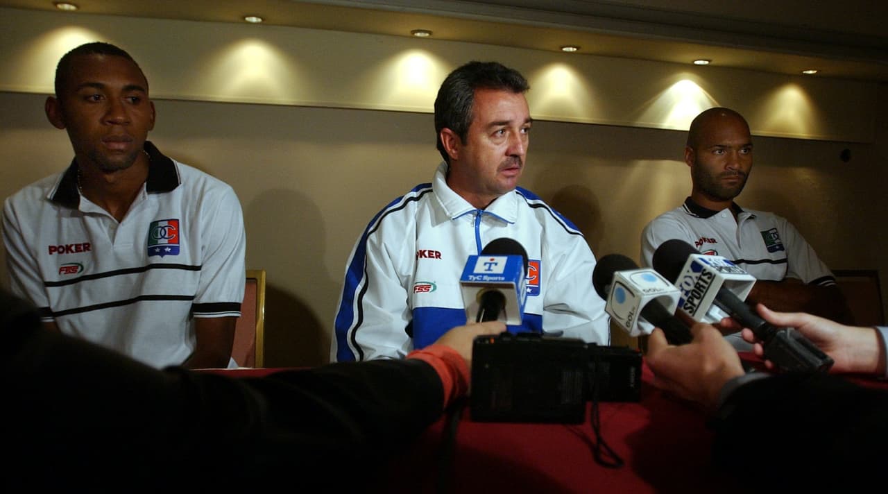 A pesar de que le pidió a su técnico Luis Fernando Montoya salir, el estratega no le dio permiso. Al final, el volante defecó en sus uniforme y jugó así buena parte del primer tiempo hasta el descanso.