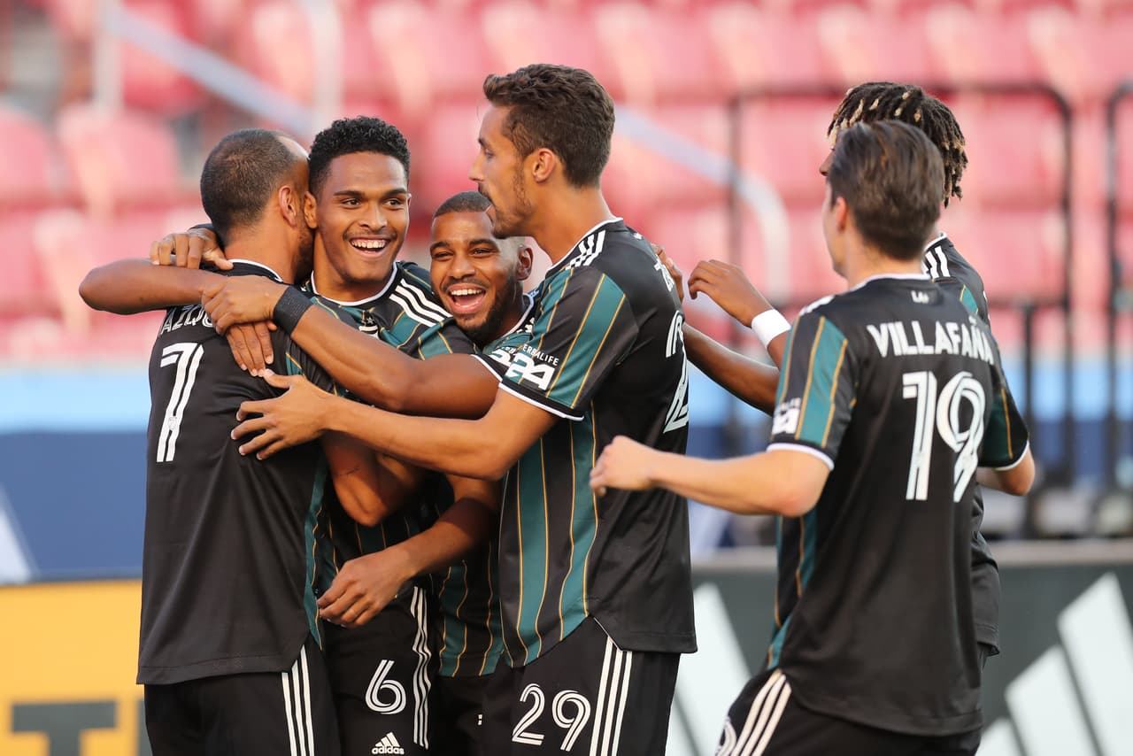 Las cosas comenzaron bien para LA Galaxy el sábado. El defensor Rayan Raveloson marcó el primer gol en el partido como visitantes frente a Vancouver Whitecaps.
<br>