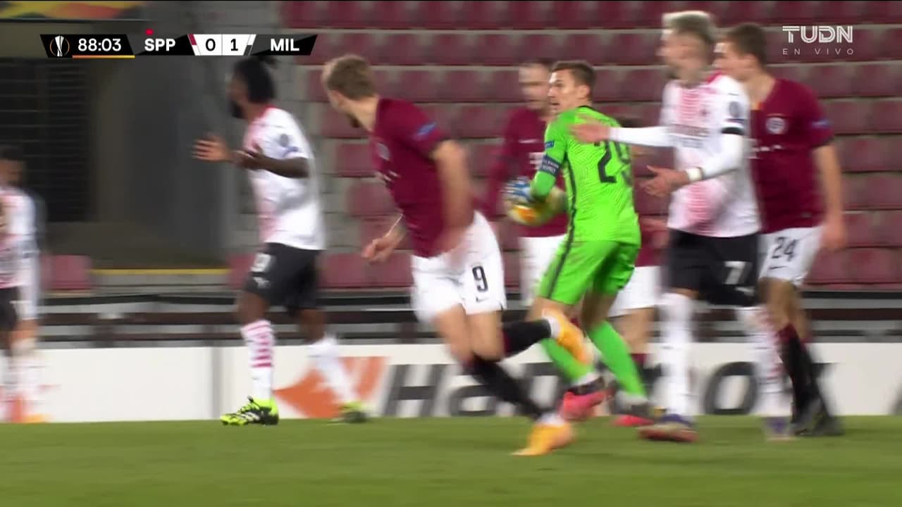 ¡TIRO ATAJADO! disparo por Jens Petter Hauge.