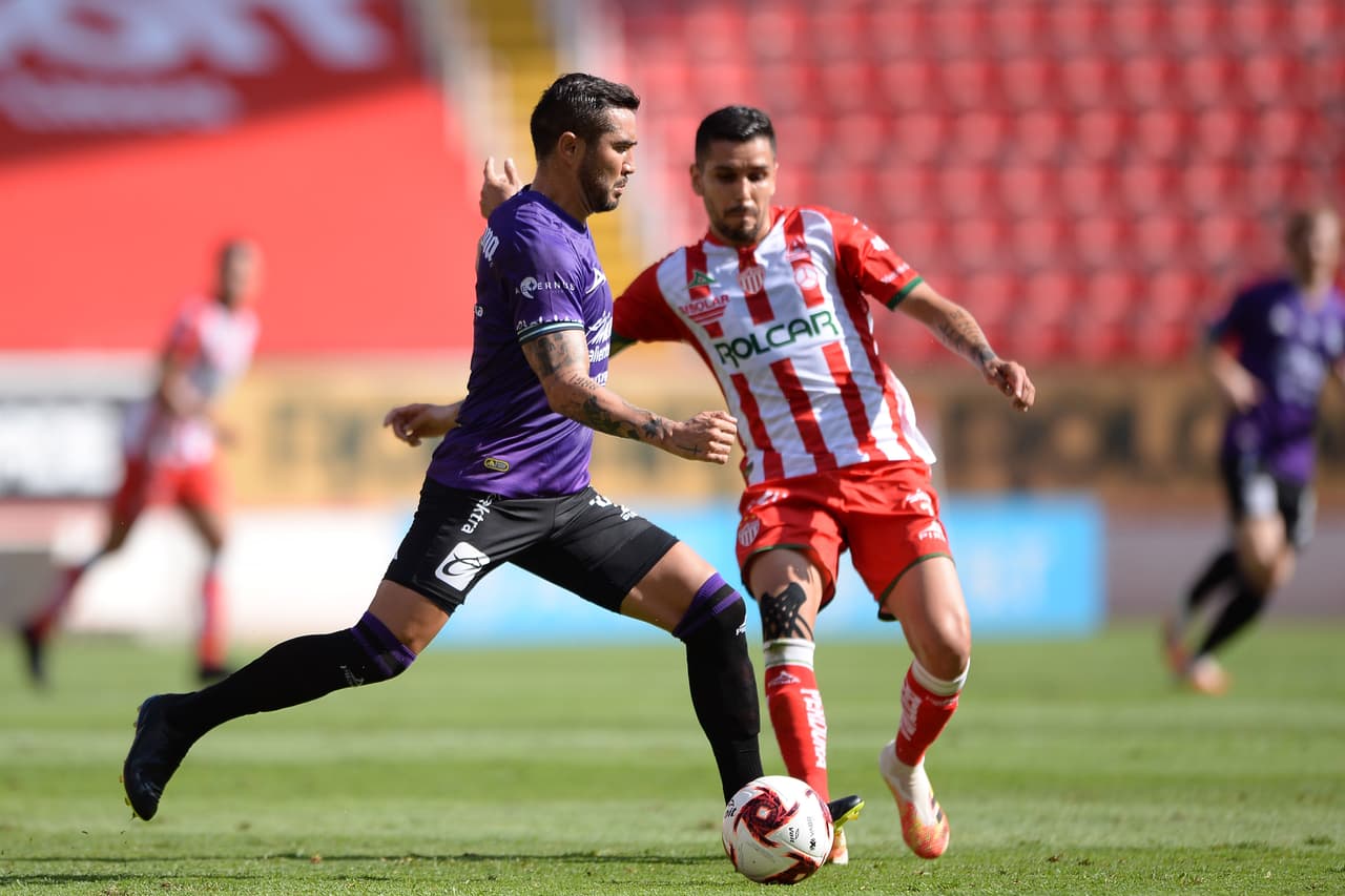 Mazatlán tiene más poseción de la pelota, pero no tienen muchas llegadas en el arco rival.