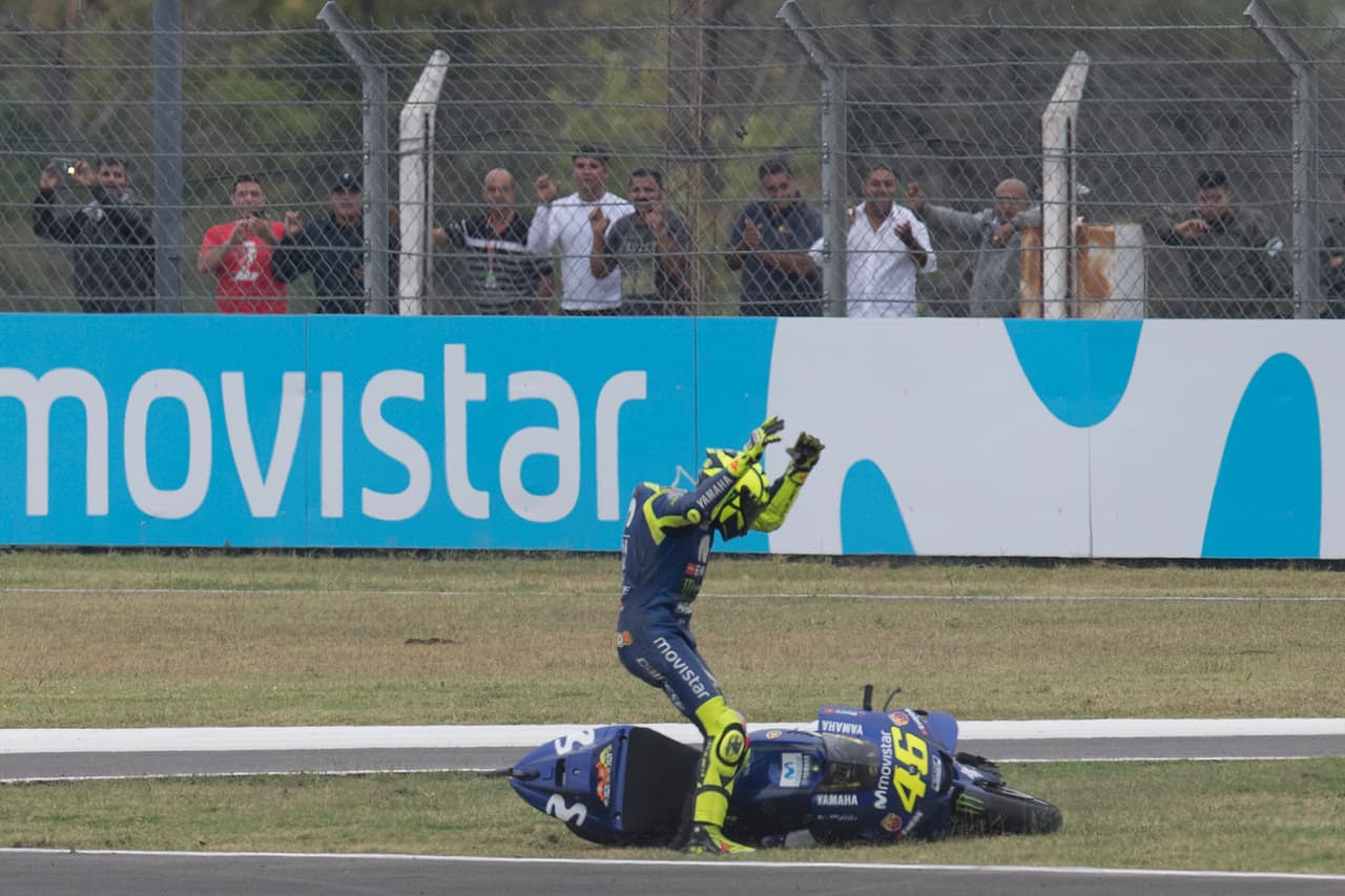 Durante el Gran Premio de Argentina, los conductores se emparejaron y Márquez desplazó a su rival con lo que pareció una patada intencional.