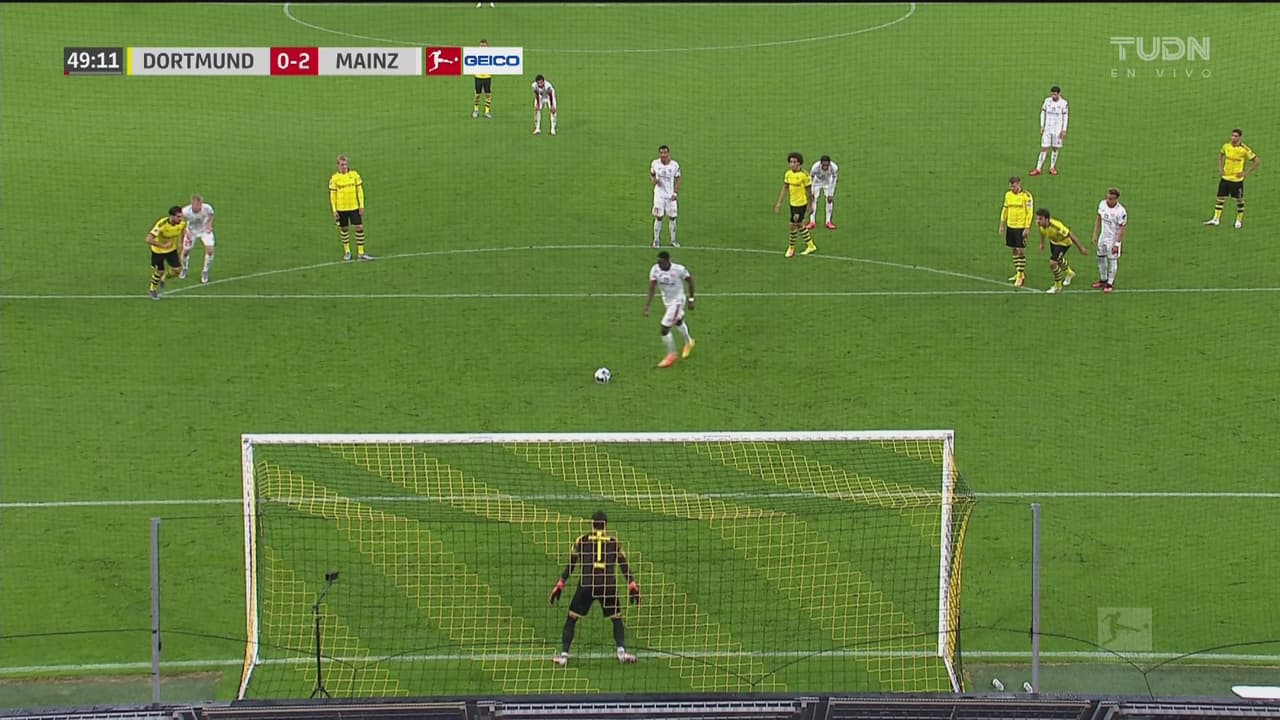 Mainz bombardea el arco del Dortmund hasta que anota el 0-2 de penalti