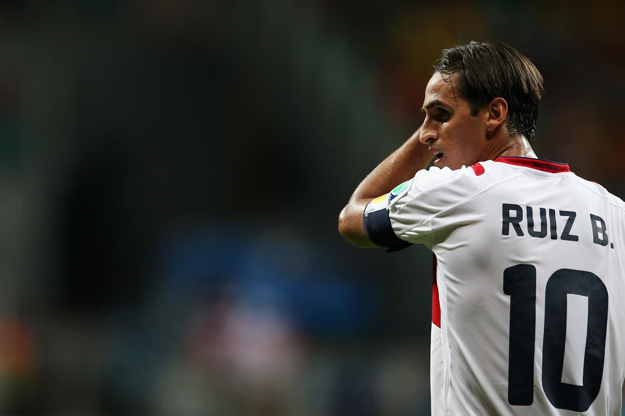 Bryan Ruiz: Impreciso, poco propositivo y con falta de fuerza en el ataque, así se vio en el terreno de juego el generador de juego de los costarricenses. Fueron pocas las jugadas que tuvo en las cuales hizo diferencia. Calificación: 5.