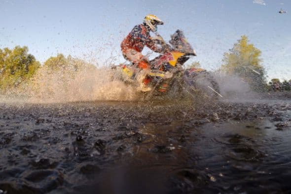La nota negativa de la jornada fue la muerte del piloto belga Eric Palante (Honda). Su cuerpo fue hallado sin vida este viernes por la mañana por el camión escoba, que recoge a los competidores rezagados de la etapa anterior. La organización señaló que no recibió ninguna alerta de parte del piloto y que éste había pasado por el punto de avituallamiento de agua este jueves por la tarde.
