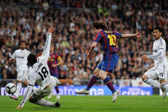 En el minuto 32 Messi recibió un pase de Messi, quebró a Albiol y chutó a puerta con la derecha.