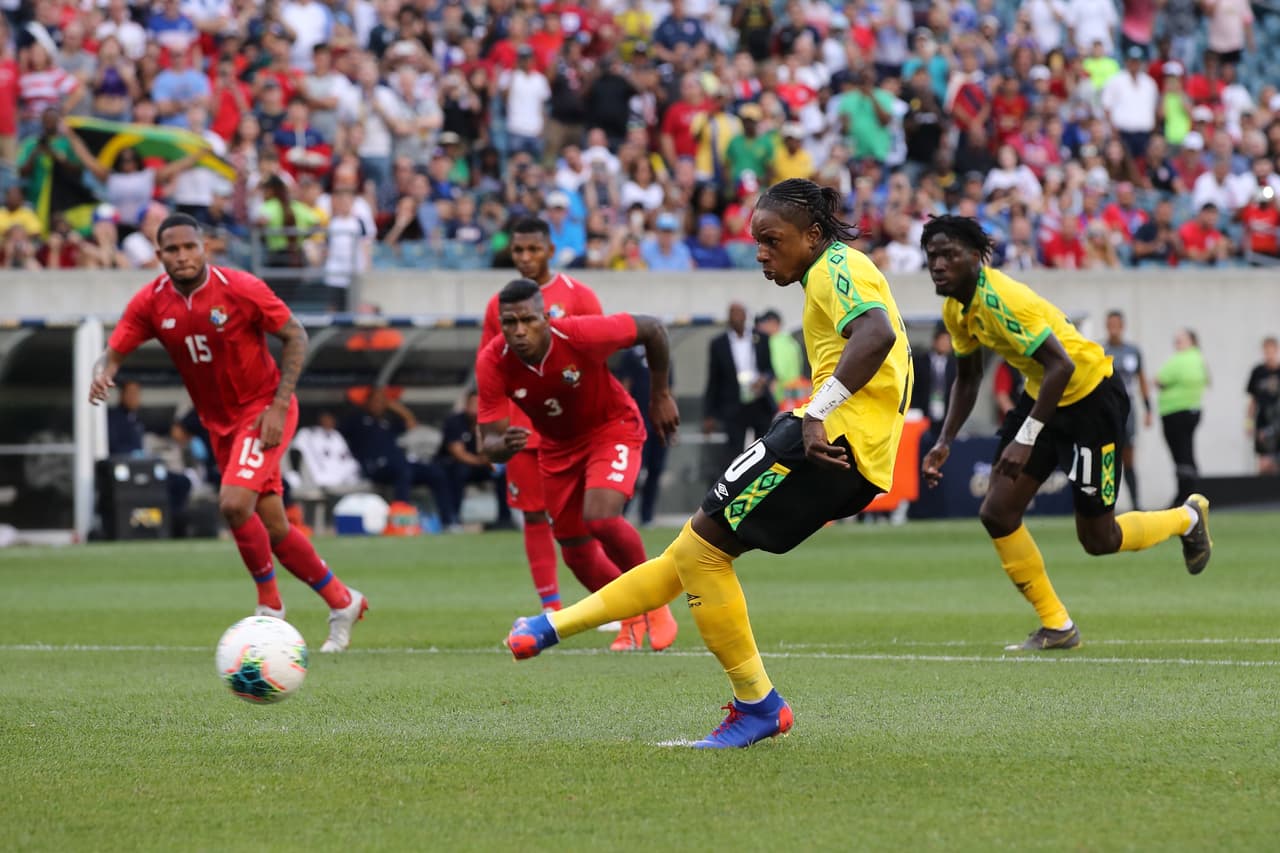 Tras discutir con sus compañeros fue Darren Mattocks el encargado de cobrar el tiro penalti.