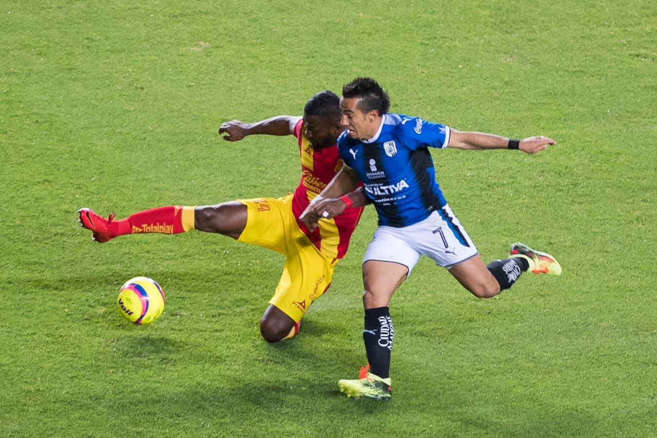 Action photo during the match Morelia vs Queretaro, Corresponding to Day 4 of the Closing Tournament 2018 of Liga BBVA Bancomer MX, at Morelos Stadium. Foto de accion durante el partido Morelia vs QUeretaro, Correspondiente a la Jornada 4 del Torneo Clausura 2018 de la Liga BBVA Bancomer MX, en el Estadio Morelos, en la foto: Gabriel Achilier y Camilo Da SIlva Sanvezzo 26/01/2018/MEXSPORT/Omar Martinez.