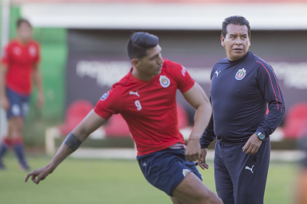 Las Chivas del Guadalajara ya tienen nuevo entrenador y se trata de un viejo conocido de la casa, ni más ni menos que Alberto Coyote, quien tomará las riendas del Rebaño por lo que resta del Clausura 2019. Pero hay más contexto aún.