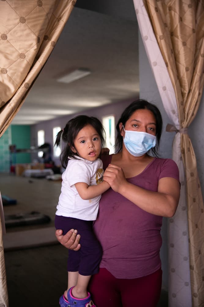 <b>"Me voy a esperar hasta que abran la frontera",</b> dice la guatemalteca Marta Domínguez, de 26 años, quien viajó con su hija de dos años. Cuando eso pase, asegura que buscará llegar con su mamá, quien vive indocumentada desde hace 17 años en Florida. "Ella me va a ayudar, me dijo que me esperara a que abrieran la frontera. Yo estoy dispuesta a esperar el tiempo que sea, no sé cuándo van a abrir, pero voy a esperar". A ella, los funcionarios de la Patrulla Fronteriza sí le explicaron que no les podían permitir el paso a Estados Unidos porque la entrada de migrantes estaba frenada como consecuencia del coronavirus: "Nos dijeron que nos sacarían y que mejor esperáramos". Ella pensó que la frontera estaba abierta, se lo había dicho el coyote que le vendió el viaje desde su país.