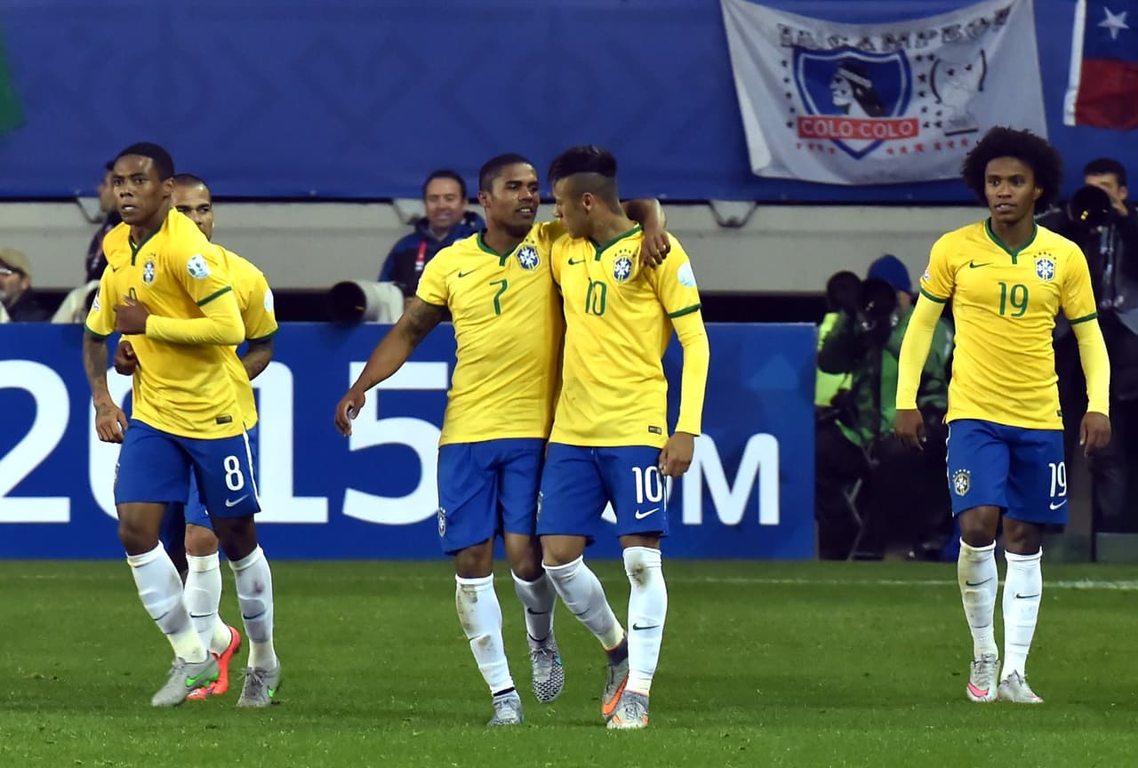 La selección de Brasil superó de último minuto a Perú con un gol de Douglas tras una genialidad de Neymar.