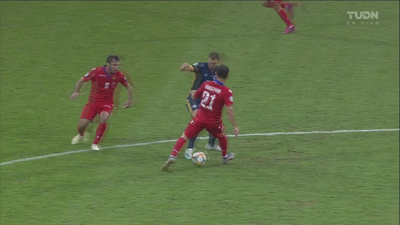 De Bosnia para el mundo: exquisito caño de Dzeko