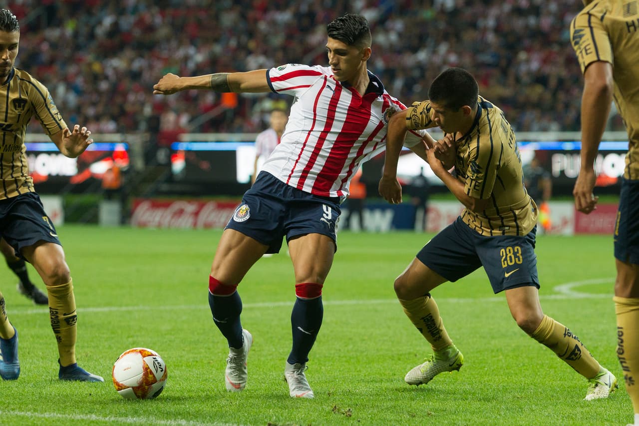 Alan Pulido estuvo a resguardo, no tuvo libertades, dada su calidad de definición, y por ese motivo los defensores de Pumas los custodiaron celosamente.