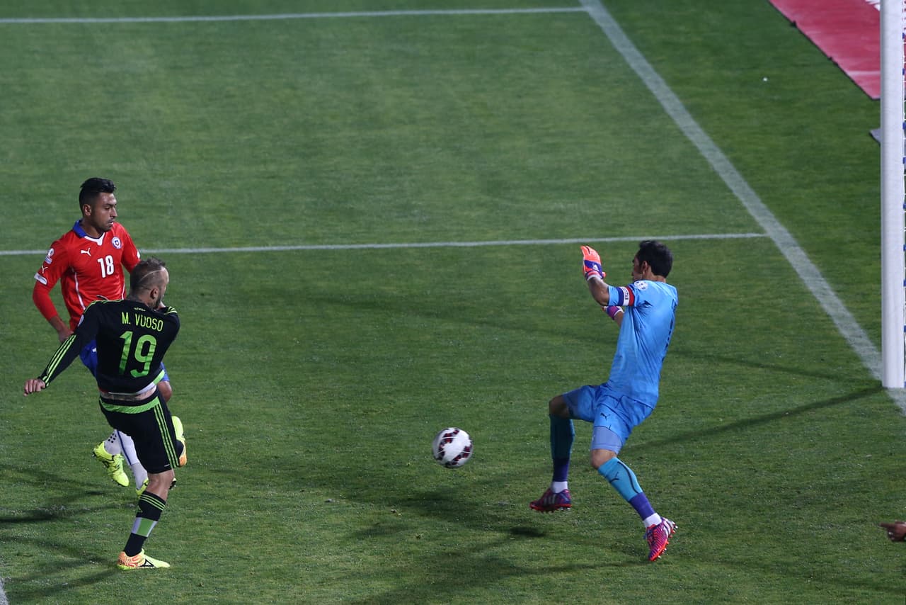 México abriría el marcador al minuto 21 con una buena jugada en conjunto en la que Jiménez dejó solo a Vuoso quien fusiló al arquero Claudio Bravo.