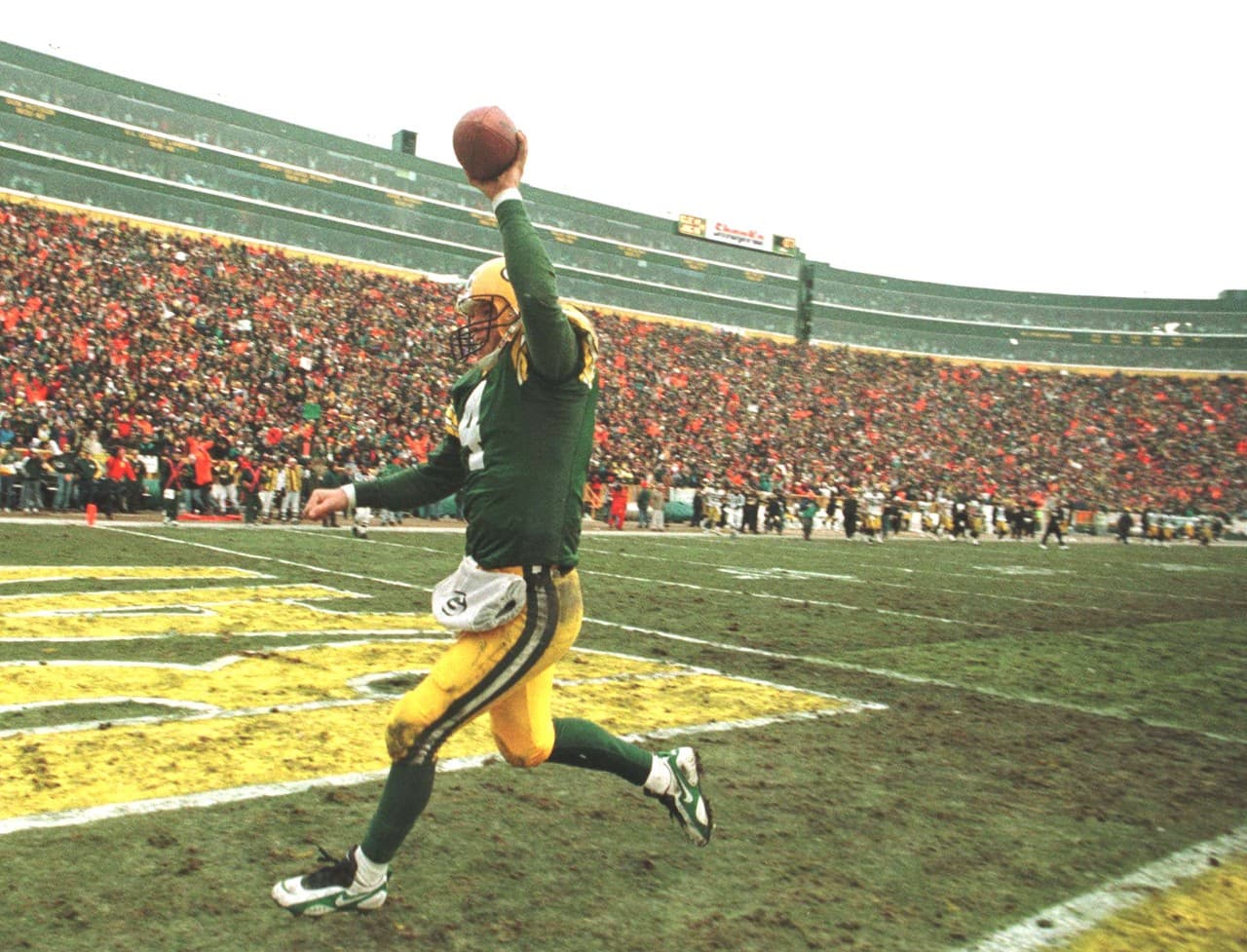 Los Green Bay Packers reconocieron la trayectoria del ex QB Brett Favre en su anillo de honor y NFL.com/Español se dio a la tarea de recolectar las mejores imágenes de su carrera y su trayectoria hacia la inmortalidad (AP-NFL).