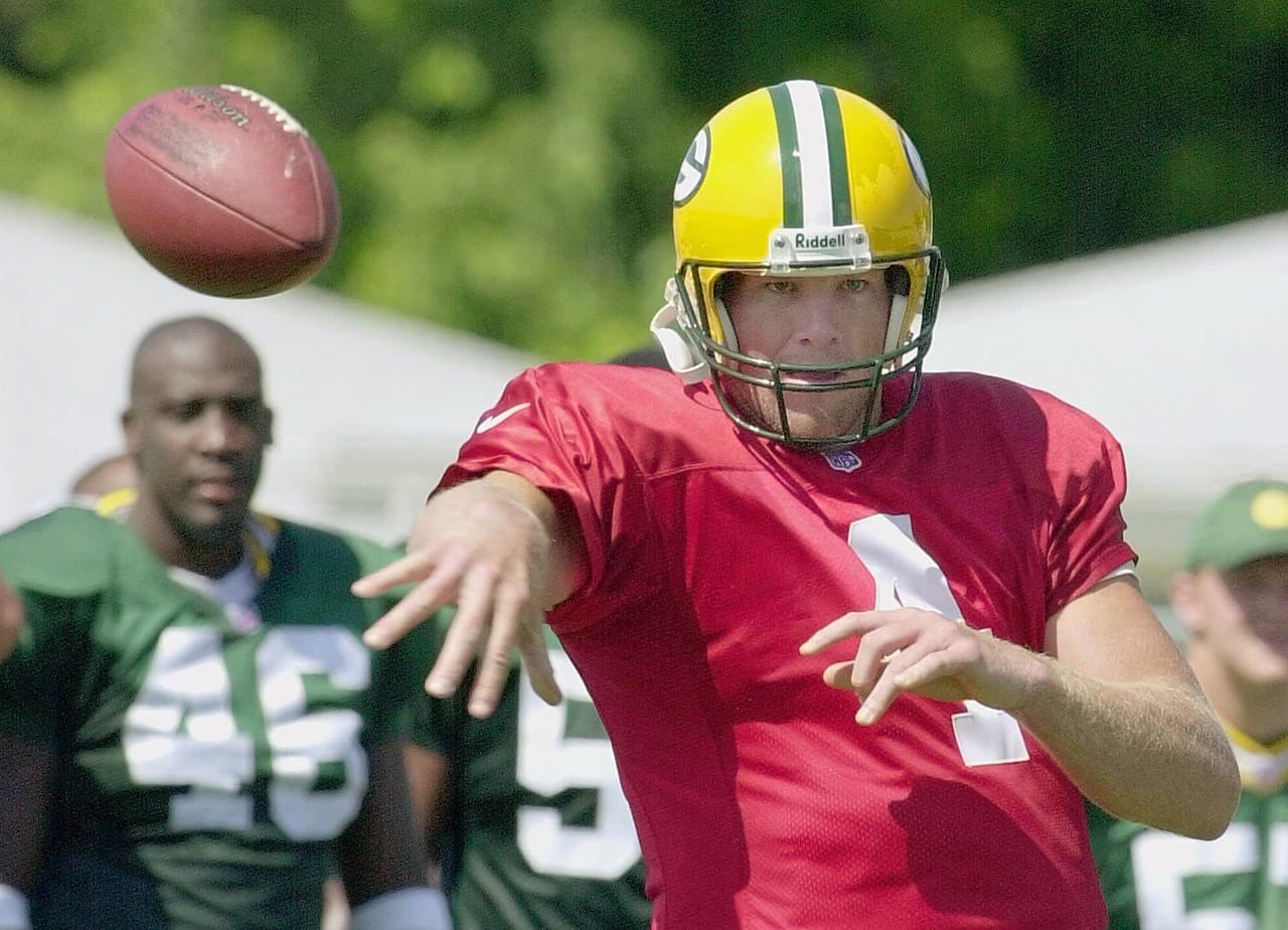 Los Green Bay Packers reconocieron la trayectoria del ex QB Brett Favre en su anillo de honor y NFL.com/Español se dio a la tarea de recolectar las mejores imágenes de su carrera y su trayectoria hacia la inmortalidad (AP-NFL).