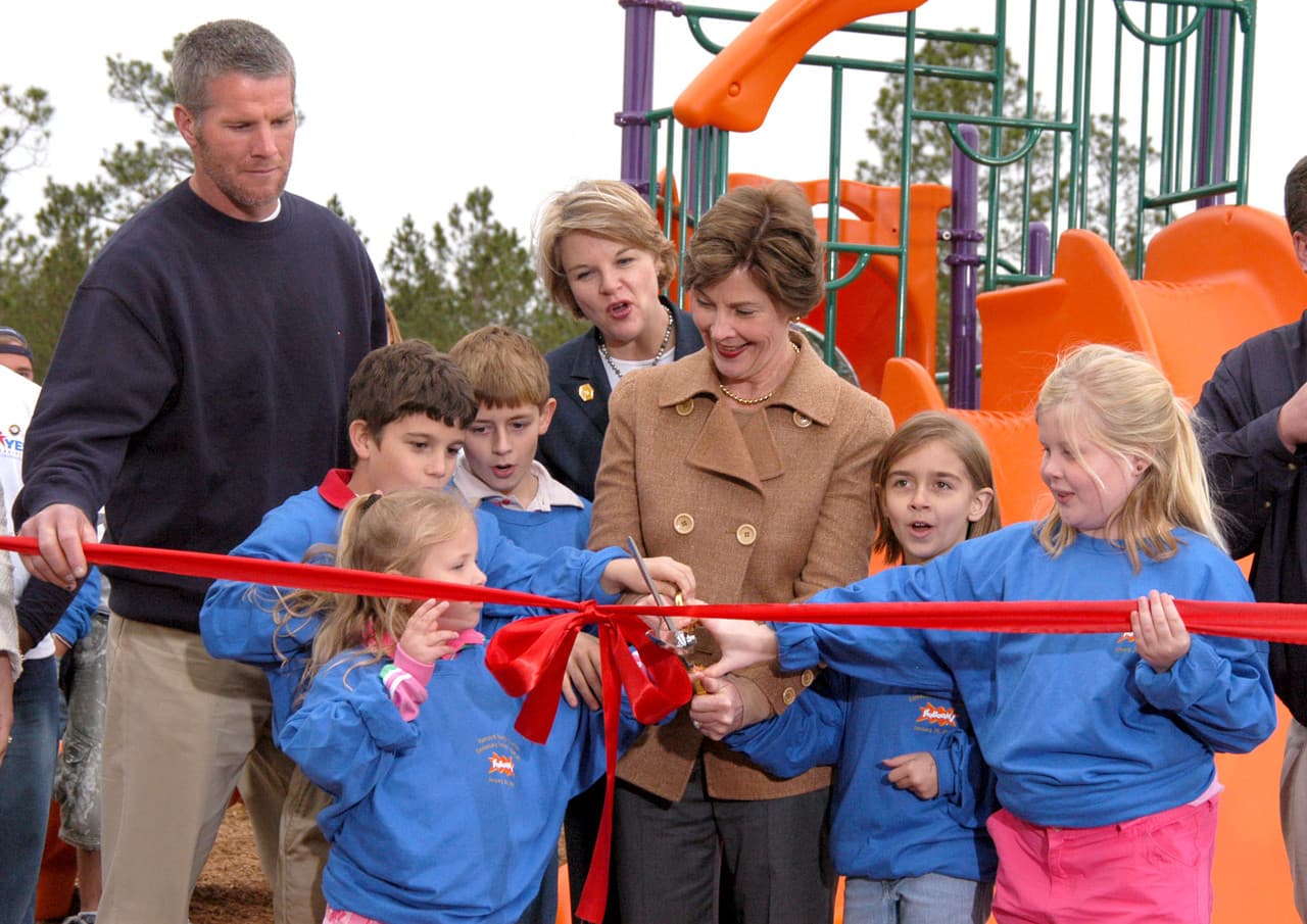 Los Green Bay Packers reconocieron la trayectoria del ex QB Brett Favre en su anillo de honor y NFL.com/Español se dio a la tarea de recolectar las mejores imágenes de su carrera y su trayectoria hacia la inmortalidad (AP-NFL).