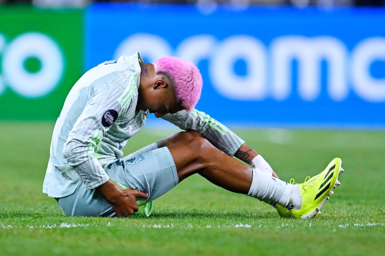 En marzo del 2024, durante el Final Four de la Nations League, Julián Araujo sufrió una lesión muscular ante Panamá que provocó que se perdiera la final ante Estados Unidos.