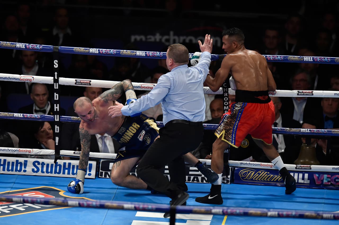 Ismael Barroso manda a Kevin Mitchell a la lona.