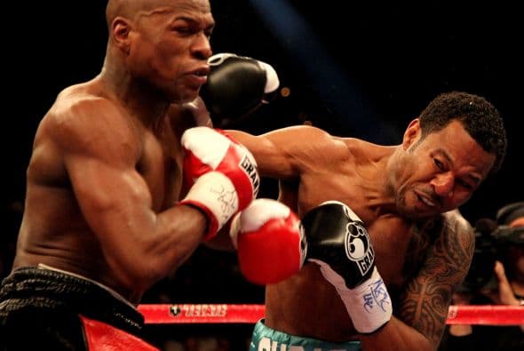 El otro boxeador que enfrentó a Mayweather y Pacquiao fue Shane Mosley. Primero fue contra el Money Boy. Con 39 años Mosley, que venía de derrotar a Margarito, enfrentó a Mayweather en mayo del 2010. La pelea fue de un solo lado, Mayweather dominó de principio a fin, pero la pelea será también recordada por un poderoso gancho de derecha conectado por Shane Mosley en el segundo asalto que hizo doblar a Mayweather y casi caer a la lona. No tuvo tiempo Mosley para el remate, Mayweather supo usar sus trucos para evitar la embestida del rival y la campana dejó todo en un susto.