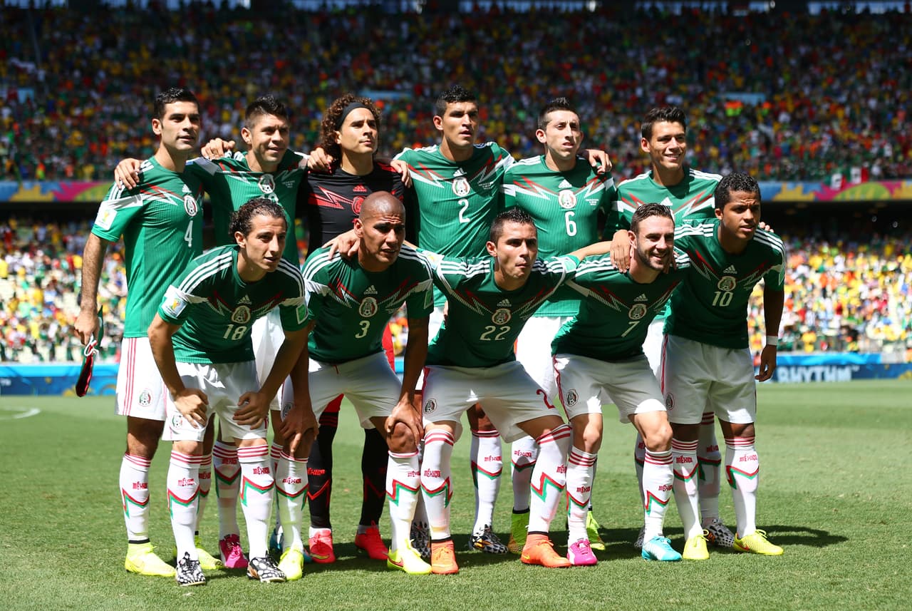 <b>Brasil 2014</b>
<br>En el pasado Mundial, vistiendo camisetas verdes con líneas blancas en forma de rayos en el pecho, 
<b>México</b> venció a Camerún, empató con Brasil y derrotó a Croacia. En octavos de final, el ‘Tri’ cayó contra Holanda con un penalti dudoso. Camiseta verde con líneas al estilo de rayo blancas y rojas, en el pecho. 
<br>