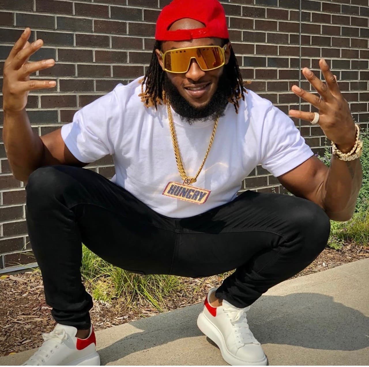 El corredor de los Packers, Aaron Jones, desde su llegada a la NFL ha comenzado a portar distintos tipos de joyas en su vida diaria, lo que más le gusta portar al jugador, son cadenas, pulseras y relojes de lujo.