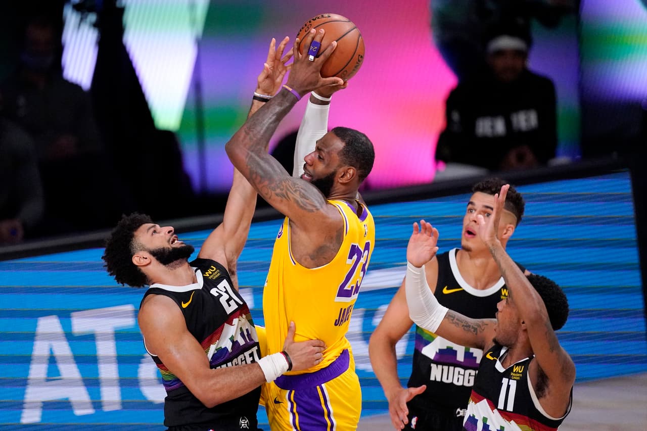 Anthony Davies vuelve a superar los 30 puntos en la victoria 114-108 de los Lakers sobre los Nuggets.