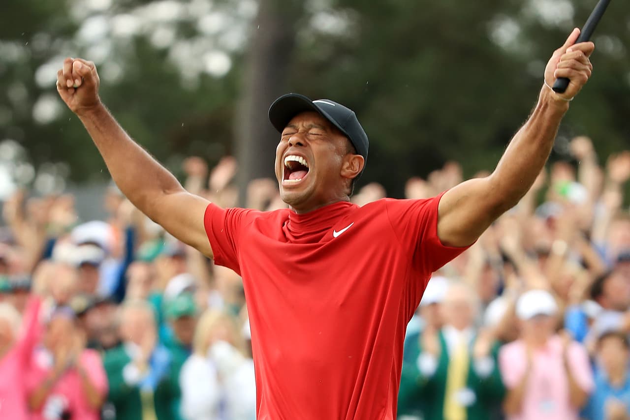 El estadounidense Tiger Woods dejó escapar un grito emocionado tras ganar el Masters de Augusta, el 'Major' 15 de su carrera, para luego abrazarse con su caddie Joe LaCava y su hija Sam Alexis.