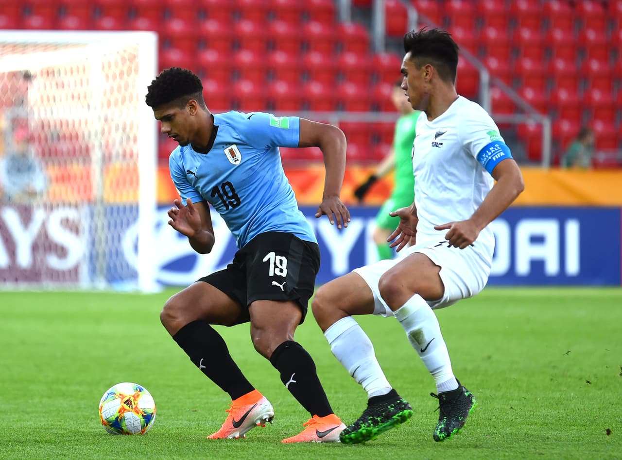 Uruguay, ganador del Grupo B con tres victorias, una de ellas sobre Nueva Zelanda, protagonizará en el primer juego del lunes un duelo de sudamericanos contra Ecuador.