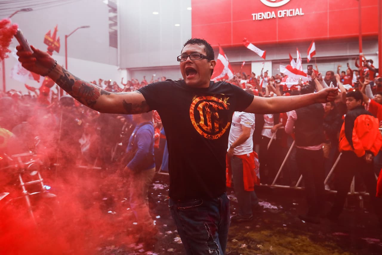 El rojo se apoderó de la jornada para los fanáticos y se hizo parte de la piel.