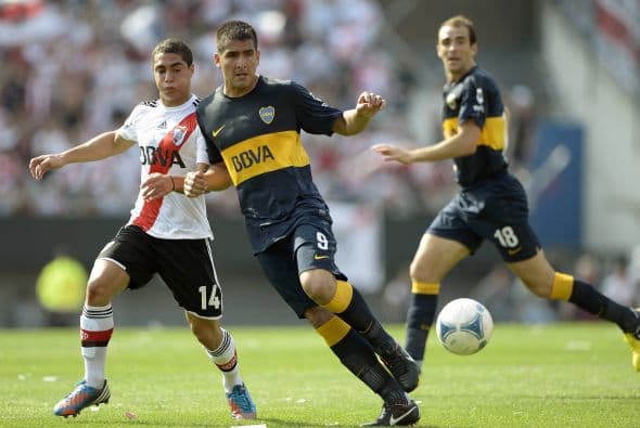 Ante las posibles salidas de Cortés y Bravo, los universitarios quieren apuntalar su ofensiva y una de las primeras opciones es Lucas Viatri, delantero del Boca Juniors de Argentina.